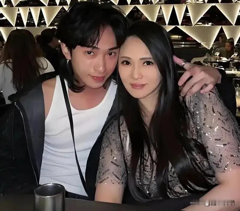 庾澄庆亲自回应！10月16号，离婚17年的庾澄庆与伊能静，罕见一起冲上热搜，原
