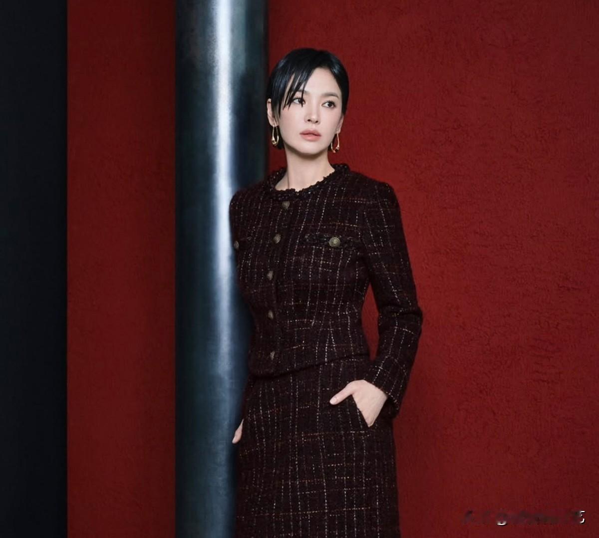 23日，演员宋慧乔在个人Instagram上上传了多张照片。照片中，宋慧乔身着深