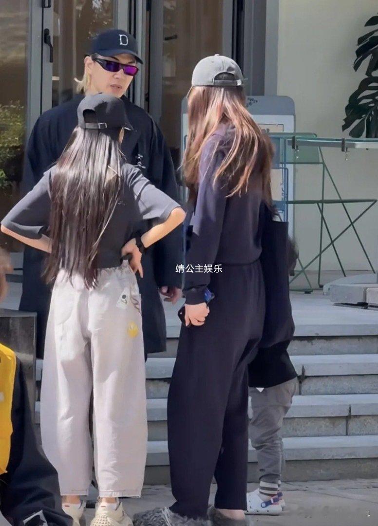 戚薇⁠和李承铉⁠带着女儿和儿子现身阿那亚游玩被偶遇，全家人穿搭时尚有型，李承铉染着棕发、搭配棒球帽，