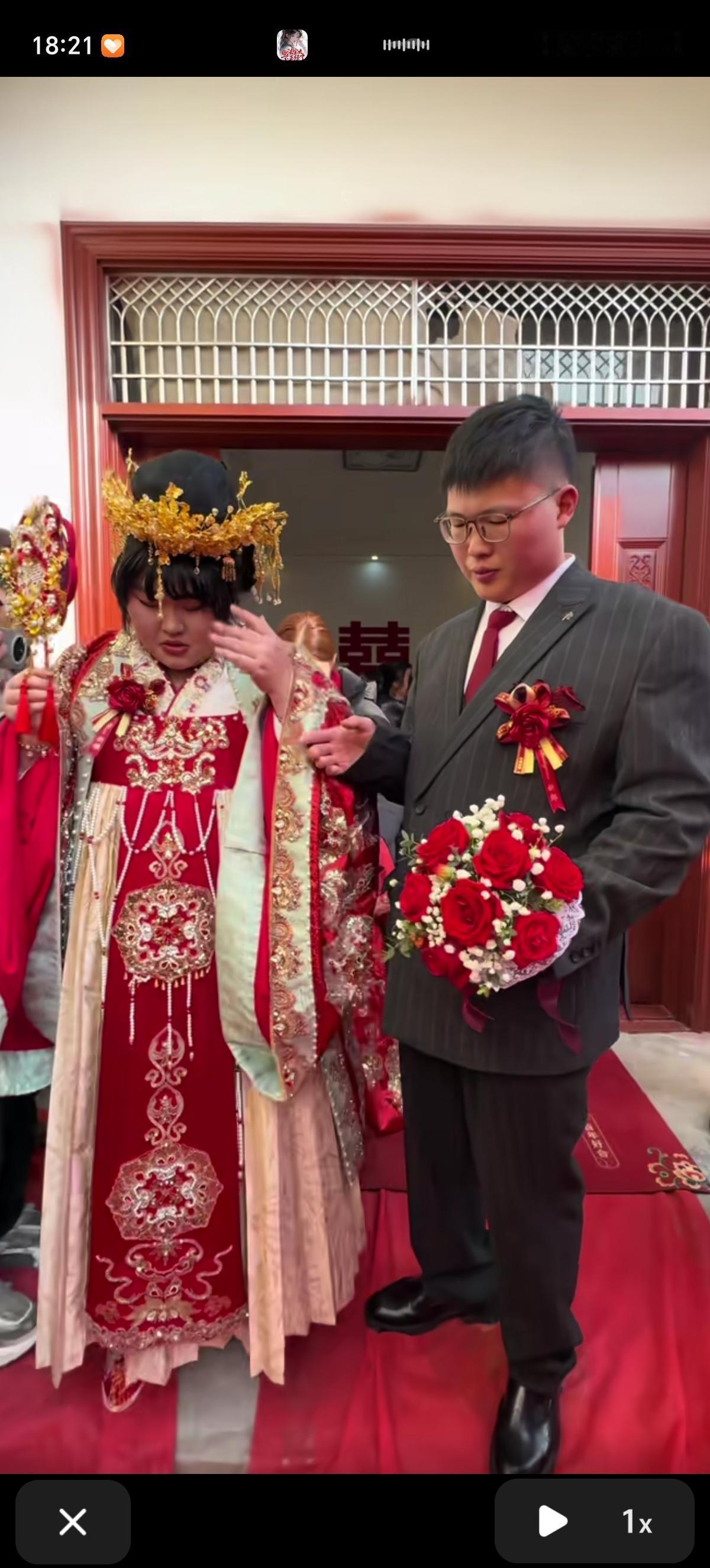 没想到“大衣哥”的女儿朱雪梅既没有嫁入豪门做富家太太，也没有嫁入门当户对的富裕家