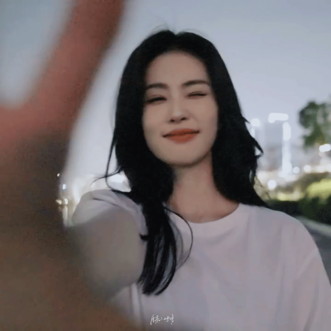 白鹿◎永远做自己在海边肆意奔跑笑着发丝飞扬着仿佛回到了那个刮着海风的夏日