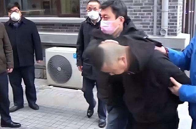 1992年3月20日晚，南京医学院女生林伶失踪。几天后，她被发现死在窨井里。案子