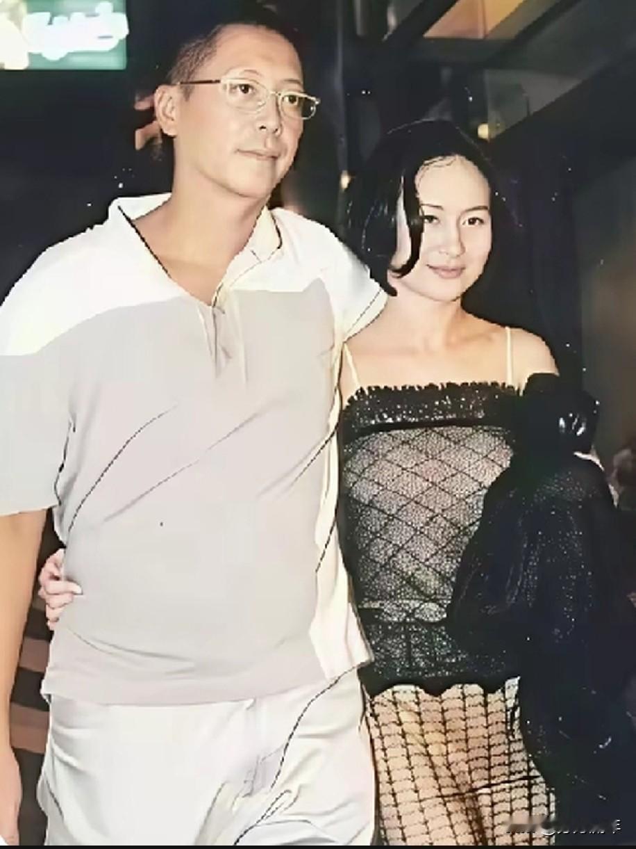 当年，新婚不久的许晋亨与何超琼漫步街头，郎才女貌很般配。何超琼脸上洋溢着微笑，穿