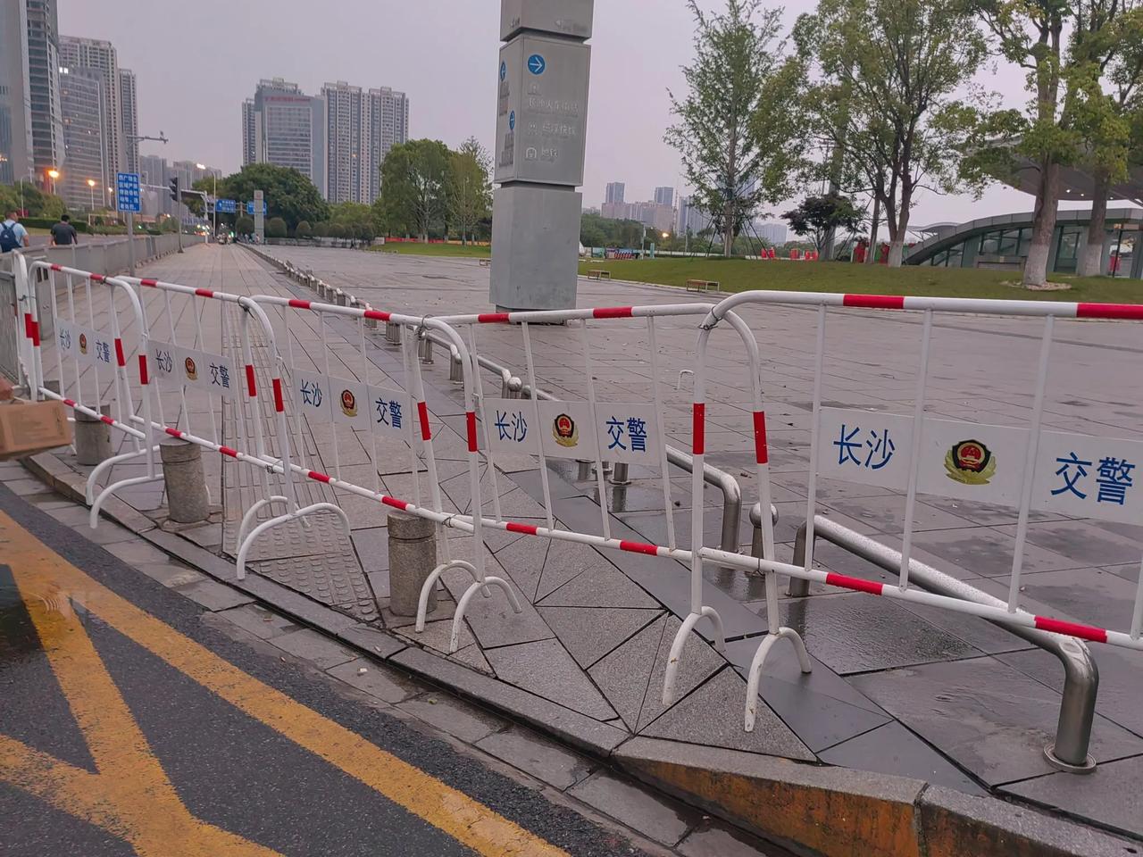 长沙南站越来越差了昨天早上六点多去长沙南站坐车，到西广场南边（地上那层）发现进