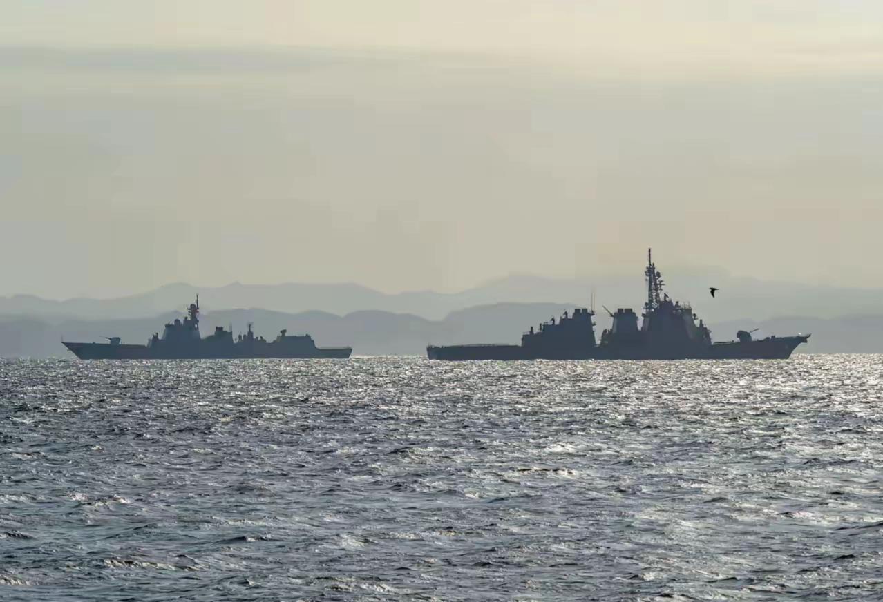 日本金刚级和中国052D军舰海上相遇，乍一看金刚级体型确实比052D大不少。