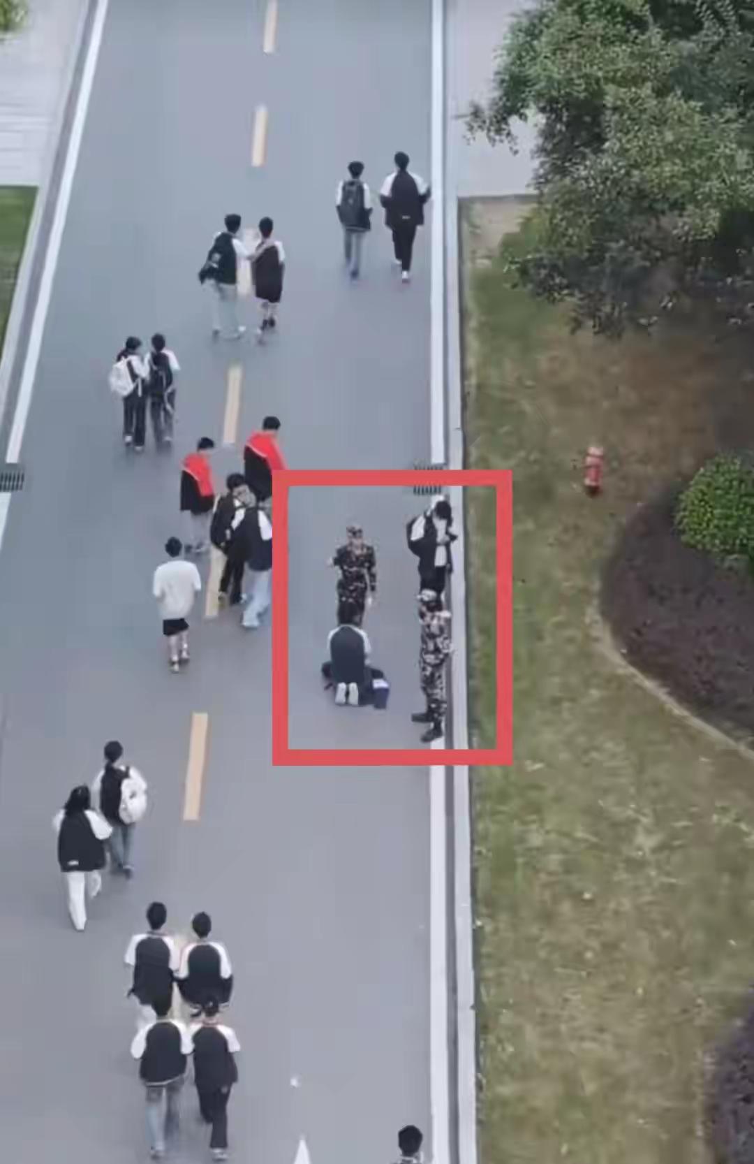 一张下跪图就点燃了怒火？重庆那个“老师逼学生下跪”的瓜反转来得也太快了。