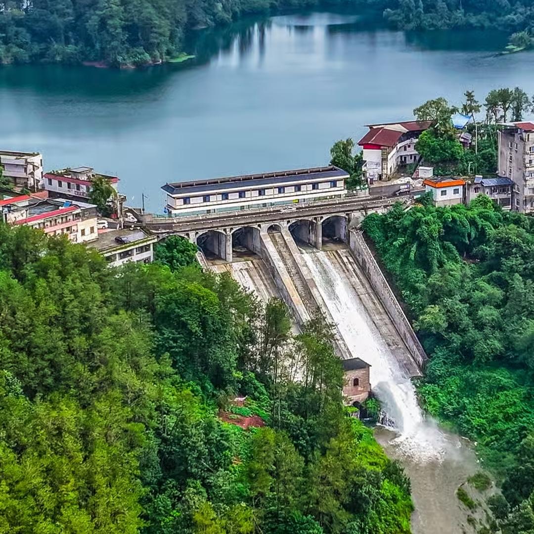 无业人员怎样交养老保险省钱？上半年和下半年分开交，上半年一次交半年的，下半年一个