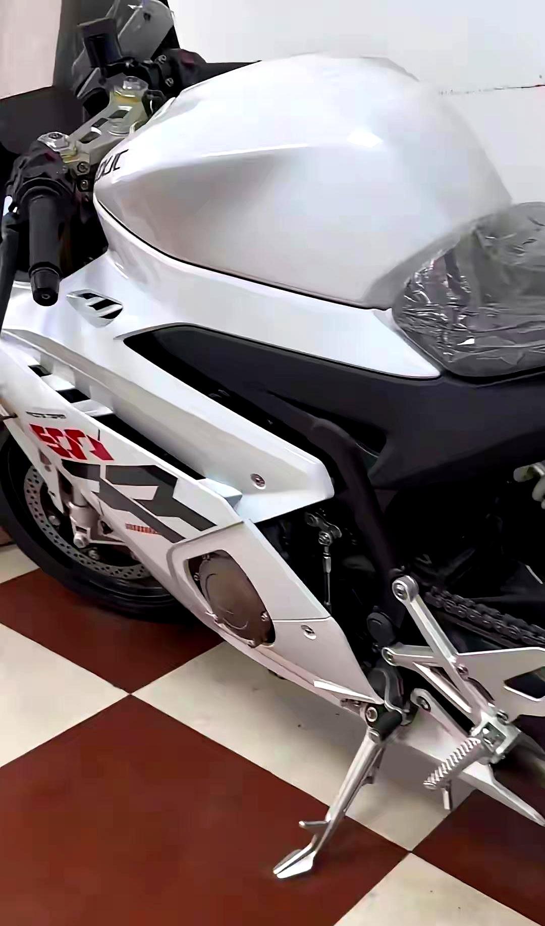 谁能想到，一台搁家里一年多没舍得骑的国产摩托，现在真成了“文物”。两年前