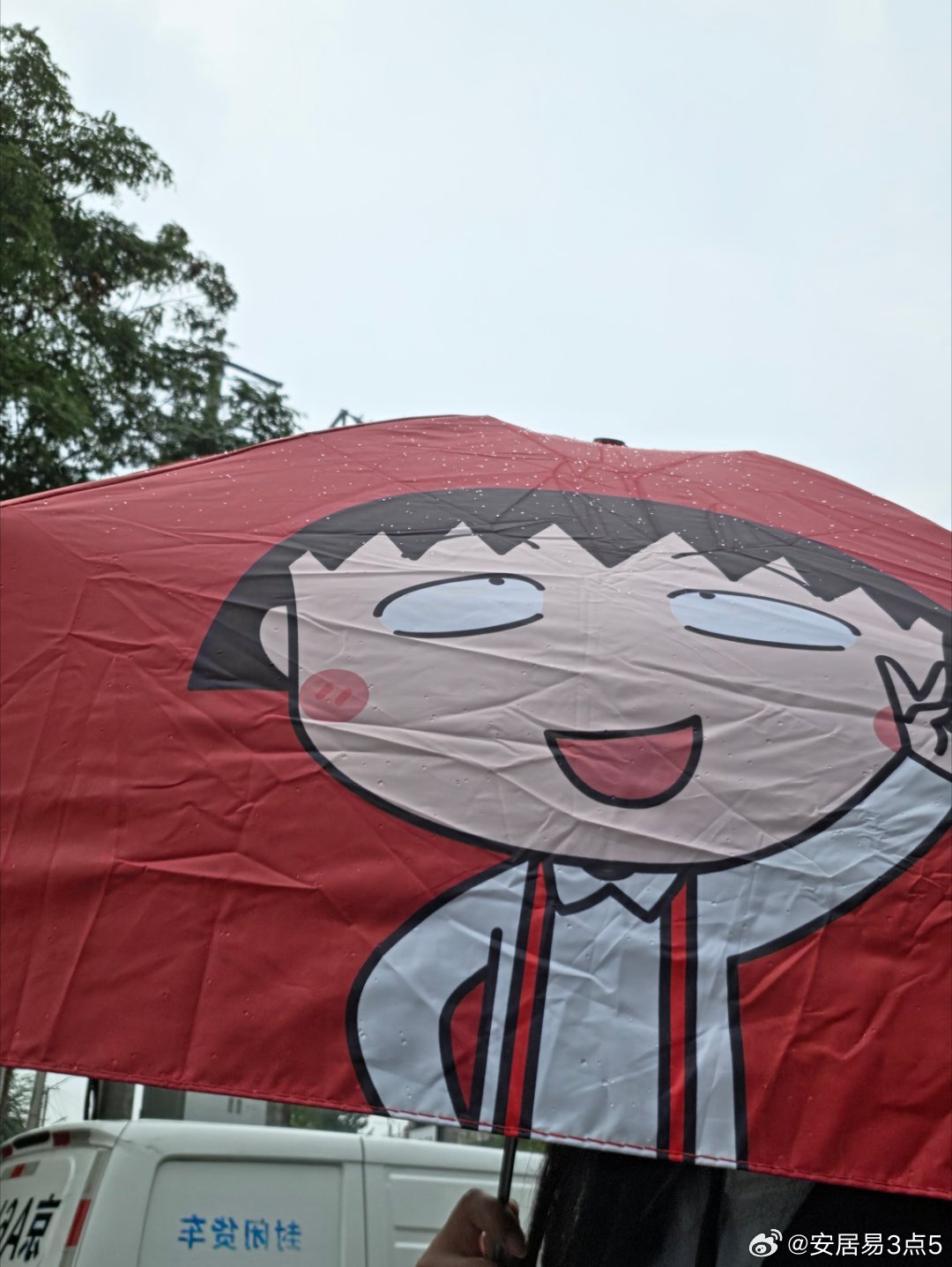 没想到首次使用就遇上一个开着五菱把拦路拦了的女大王………………很汗…………五菱被黑的最惨的一次​