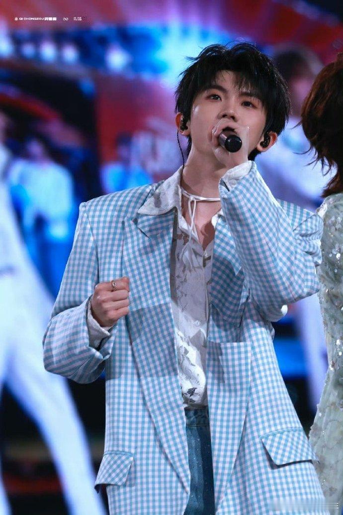 随便一个侧身，马嘉祺的腰线都能让我停留好久。