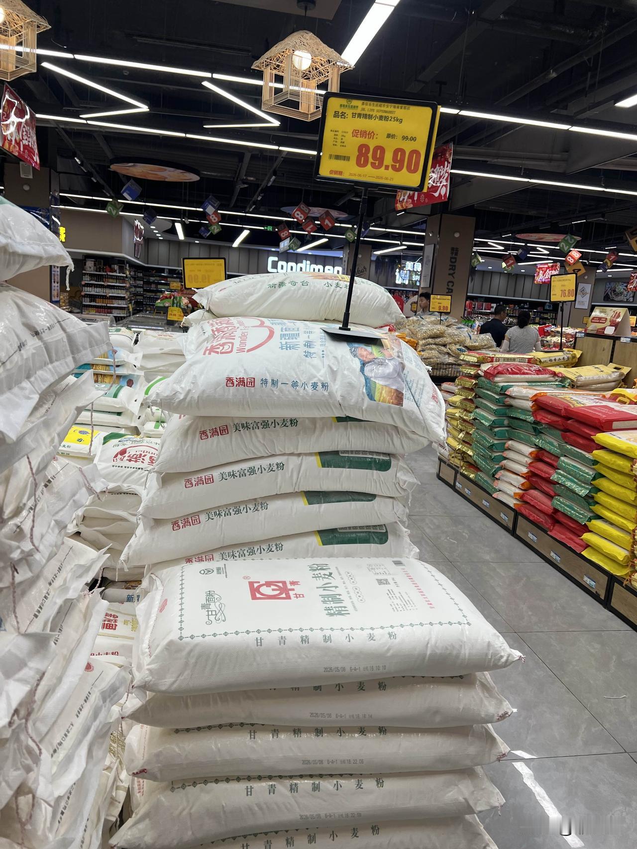 兰州某超市本地面甘青粉价格美丽今天去超市买菜，发现我们兰州本地的50斤甘青面粉