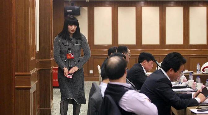 宗馥莉也不是一直那么硬气的，她也经历过不自信的阶段，从老照片就能看出她的蜕变