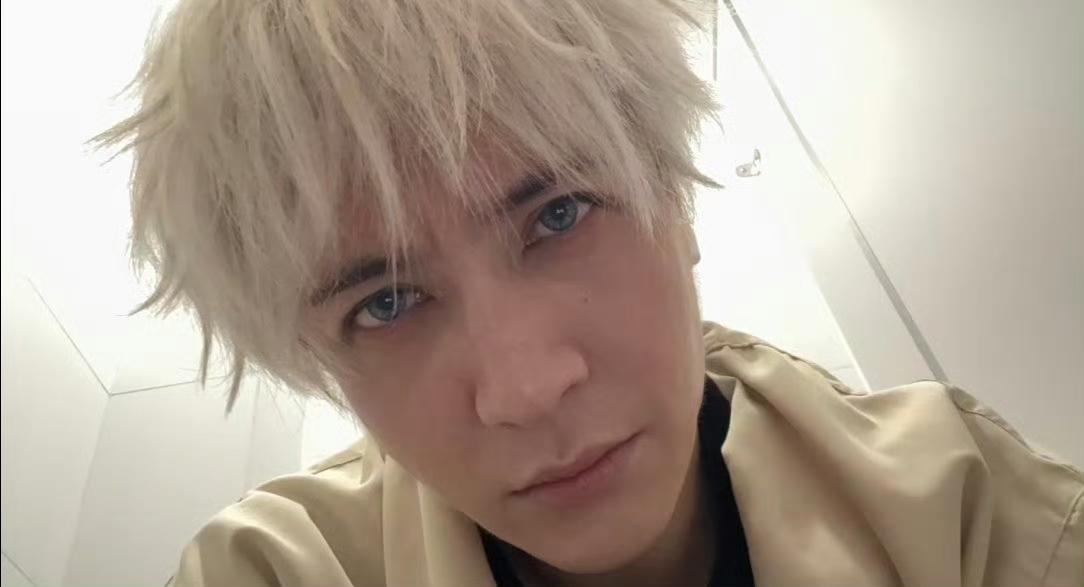 薛之谦满头斑秃和水泡谁看了不心疼！为了万兽之王舞台完美，老薛一遍遍漂染，头