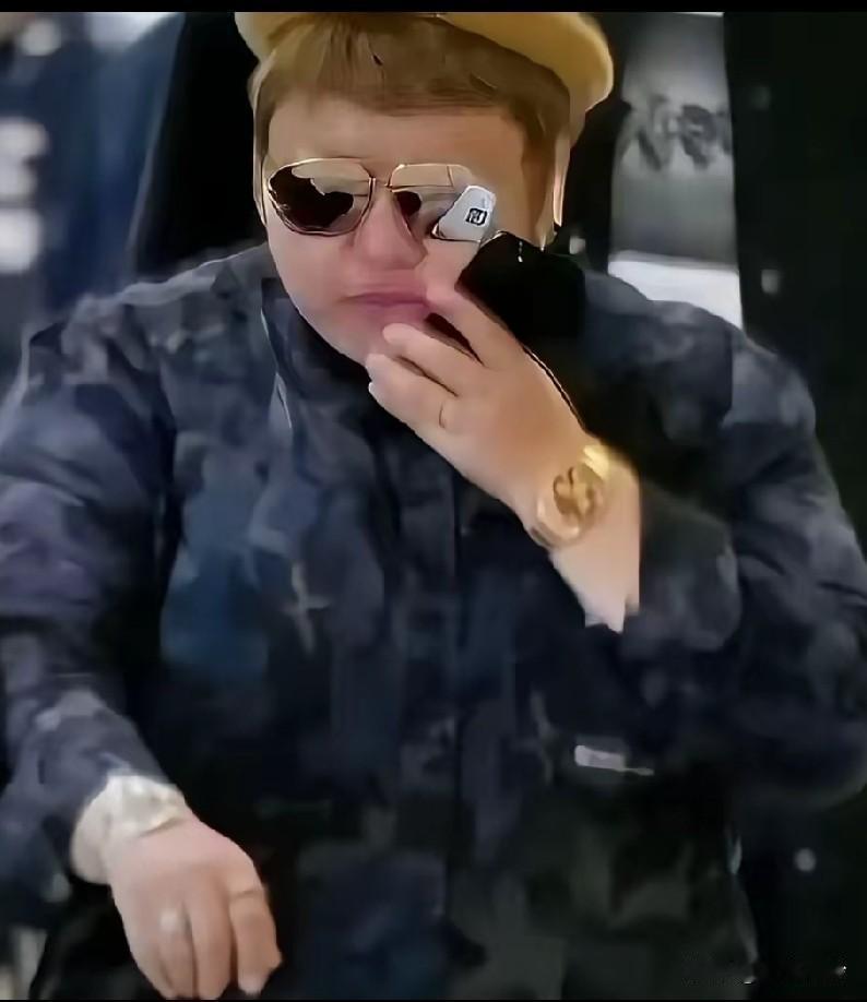 不要有钱就买奢侈品，捐给贫困需要的人，这是曾经韩红流泪说的，哎，现在被人挖出抽雪