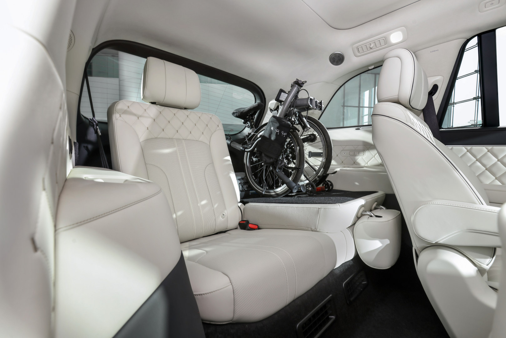 魏牌V9X预售了，我去摸了几天车，最大的感受就是长城把”硬件软件一起做”这件事真