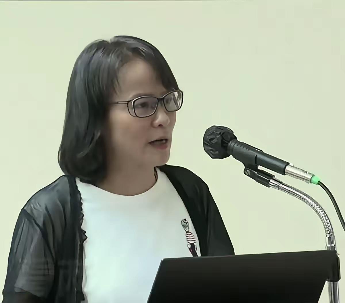 台湾爱国女教师区桂芝严厉抨击郑丽文：你一边说和平，一边购买军火，这可能和平吗？你