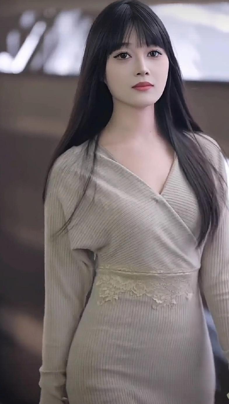 轻纱拂面，这场景想想就美。就像看到那种美少女的清纯甜美写真，轻纱柔柔地拂过脸庞，