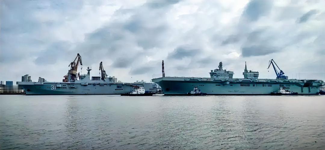 这是中国沪东造船厂内，075型两栖攻击舰海南舰和076型两栖攻击舰四川舰同框了。