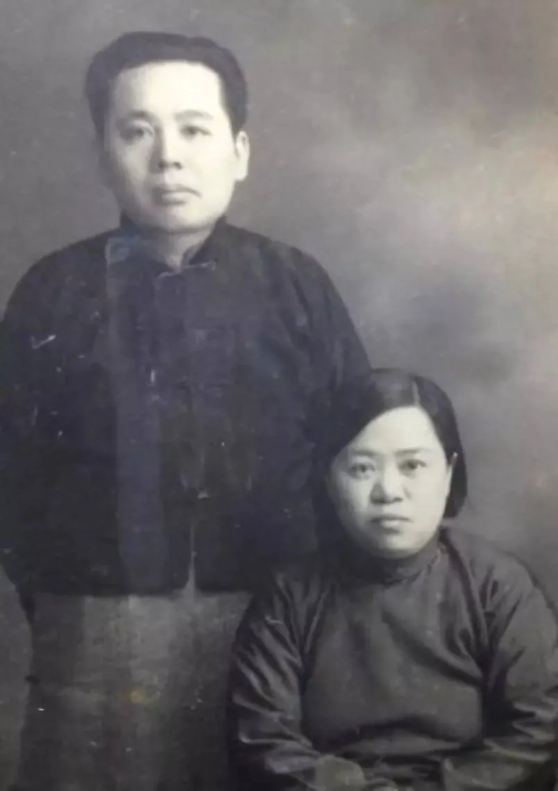 1913年，张恨水新婚之夜，在掀起新娘盖头之时，却被吓得惊慌失措，并大喊：“娘，