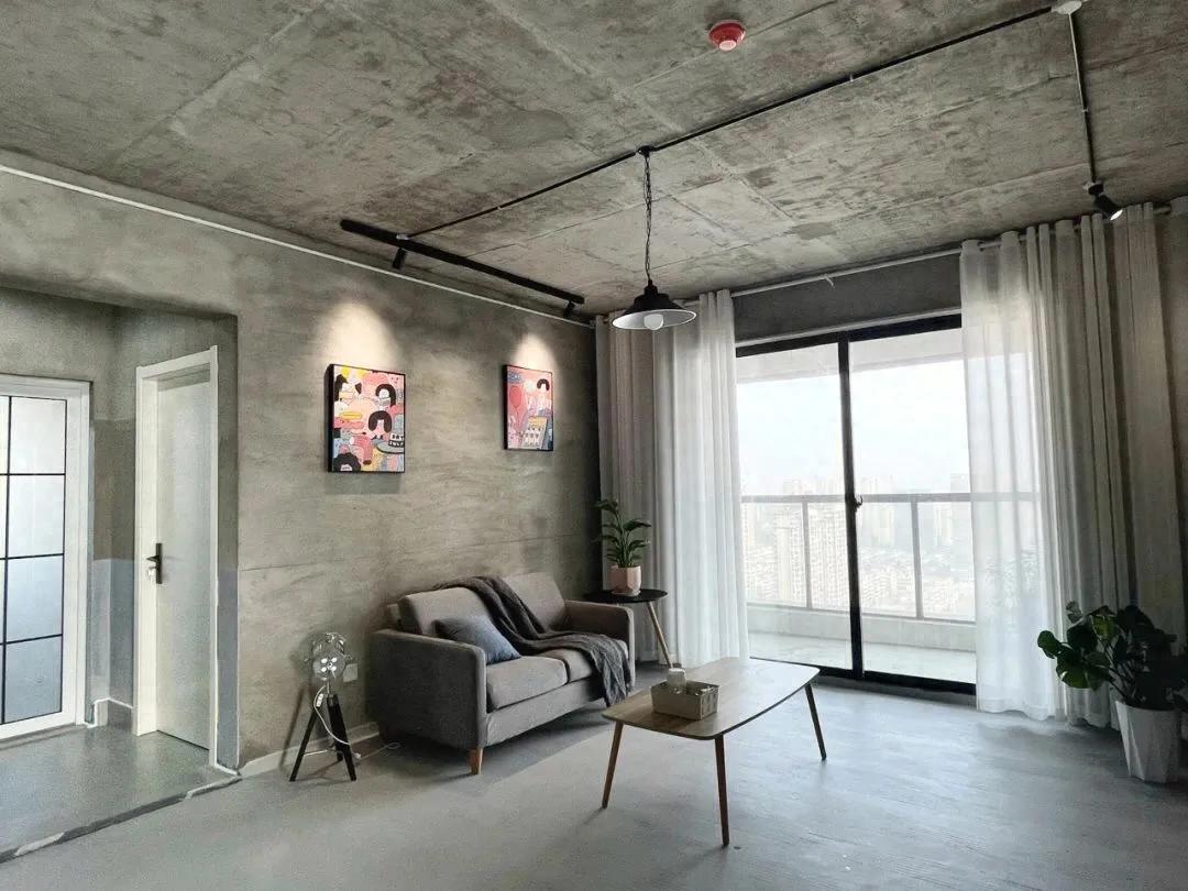 我发小去年买房，首付掏空了六个钱包，装修的钱实在凑不出来了。他媳妇说：要不咱先住