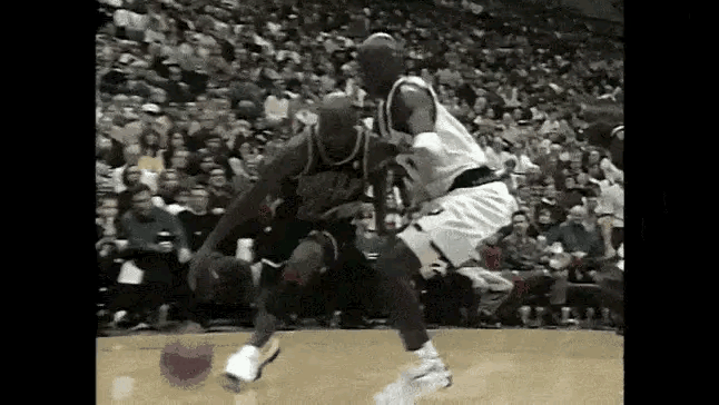 加内特预判了乔帮主的预判。当年，加内特才21岁，乔丹34岁。老乔丹身高198