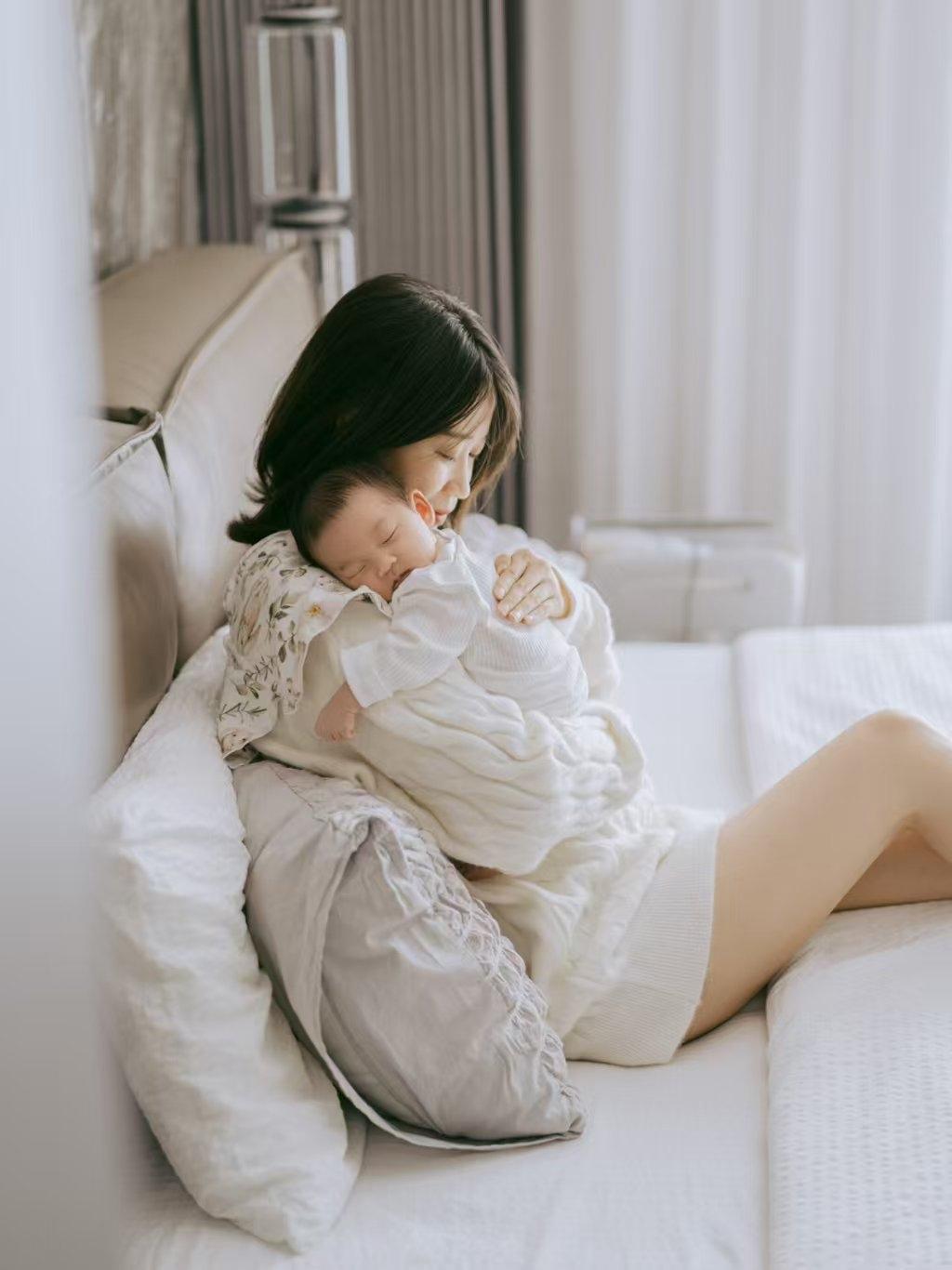 “想钱想疯了！”浙江杭州，一女子怀2胎时，看到某照相馆61元拍月子照，就预约宝宝