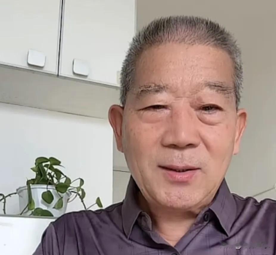 76岁的老黄带着孩子直播，在南宁的时候被孤立了，去了北京会好一些吗？天赐在