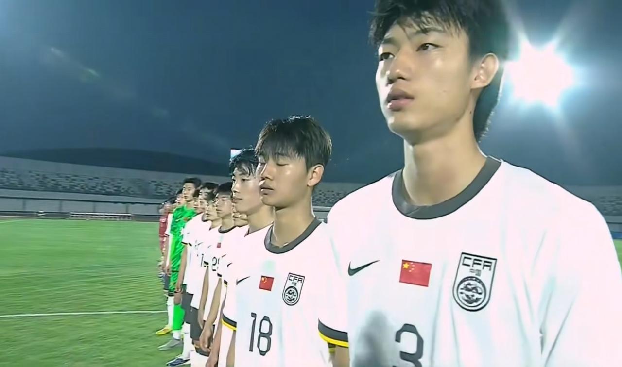 “鹤立鸡群”！中国稀缺高中锋神锋横空出世！16岁赵松源，身高1.94米，被誉为“