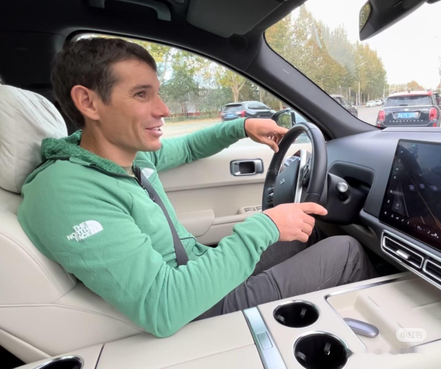 没错！就是那个无保护徒手爬山酋长岩的Alex！《徒手攀岩》主角。他开着理想理想m