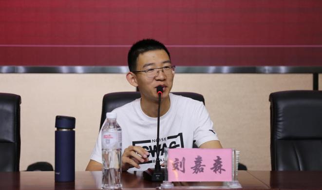 衡水中学文科状元刘嘉森考上北大时，竟天真地问老师：“毕业后我年薪能过百万吗？”老