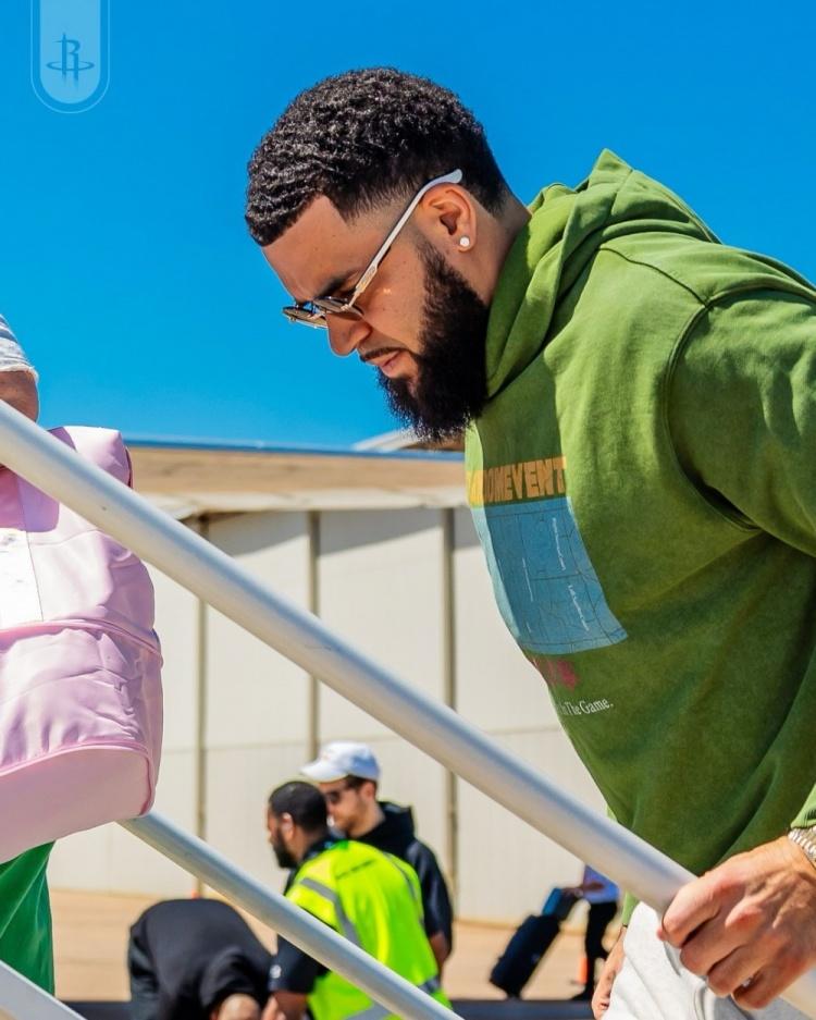 火箭队的阿门·汤普森、谢泼德和阿隆·霍勒迪，似乎现在是越打越有心得，因为现在火箭