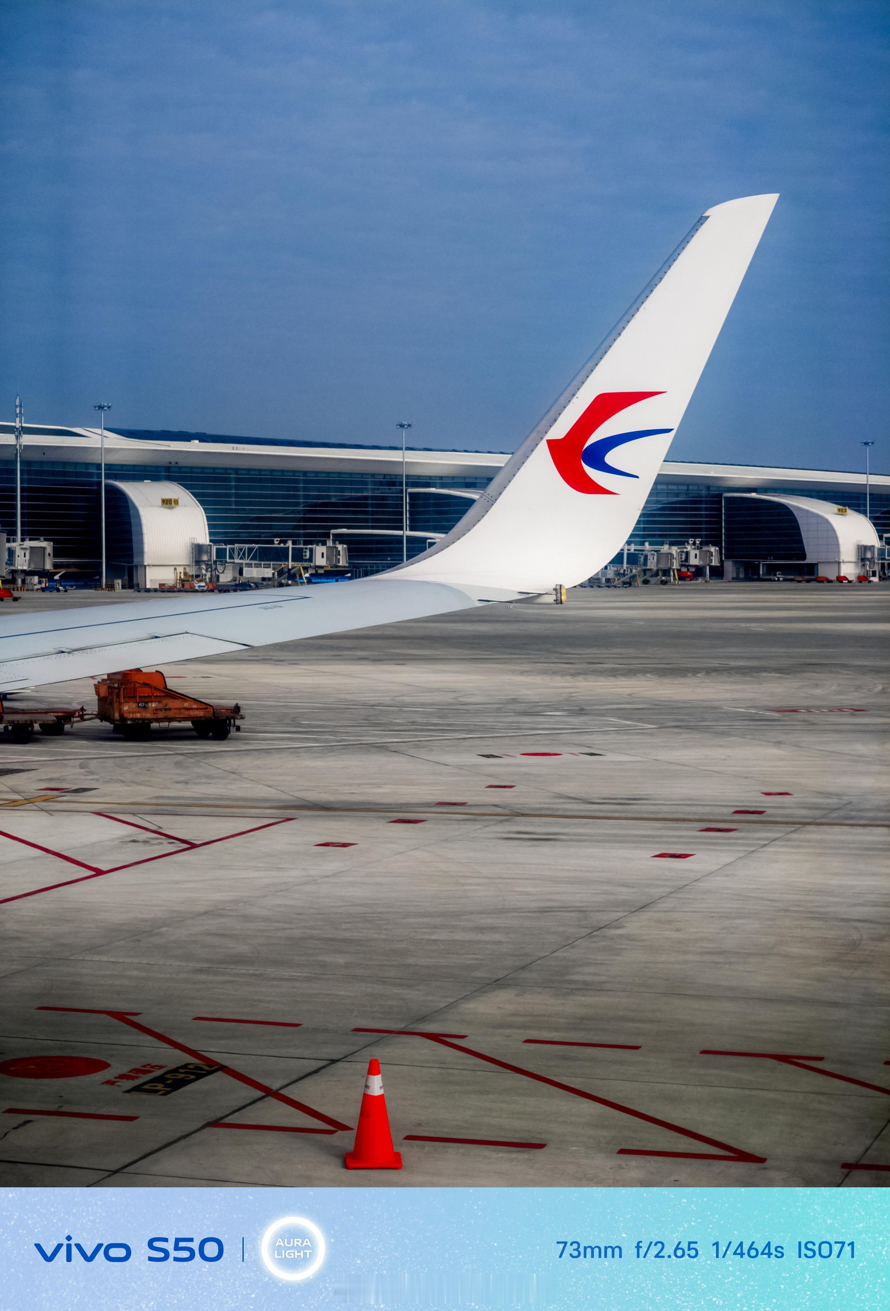 白云T3看起来和大兴机场差不多，很新、很大、很宽阔、采光很好，但除了这些，大