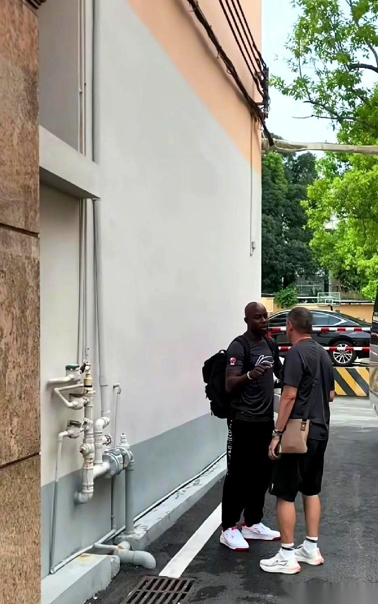 广东男篮的教练席，突然就空了。杜锋前脚刚走，跟了多年的助理教练李英博，后脚也递