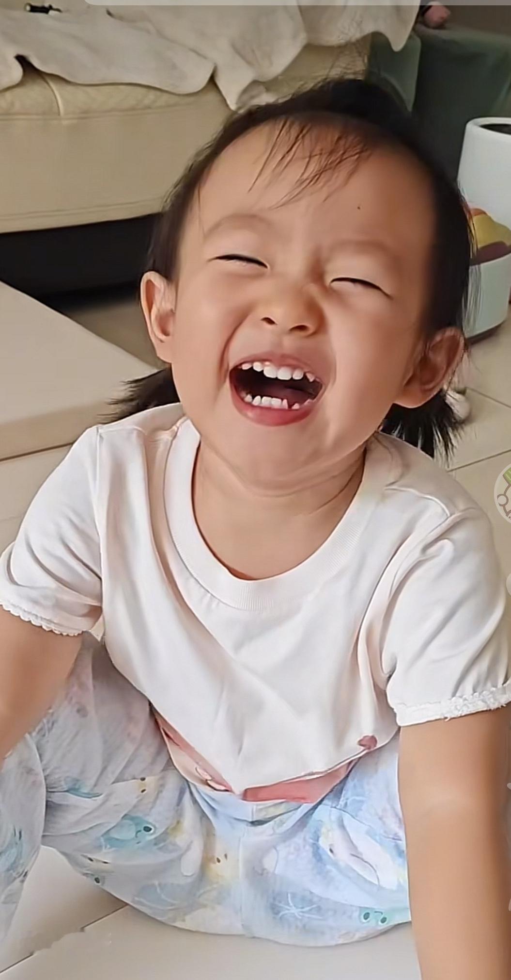 今天下午，黄一鸣终于更新了闪闪的视频。视频里，闪闪已经认识好些字了，比如“小猫学