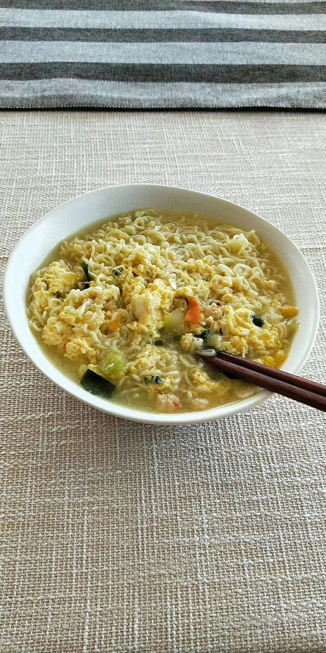 今天来相亲对象家做客，他在厨房里捣鼓了两个小时，我看他在切螃蟹，咋端上来只有一碗泡面？​