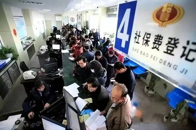 我们正在亲历一场社保史上的"绝版奇迹"！当下拿高额退休金、满世界旅游的这代人，正
