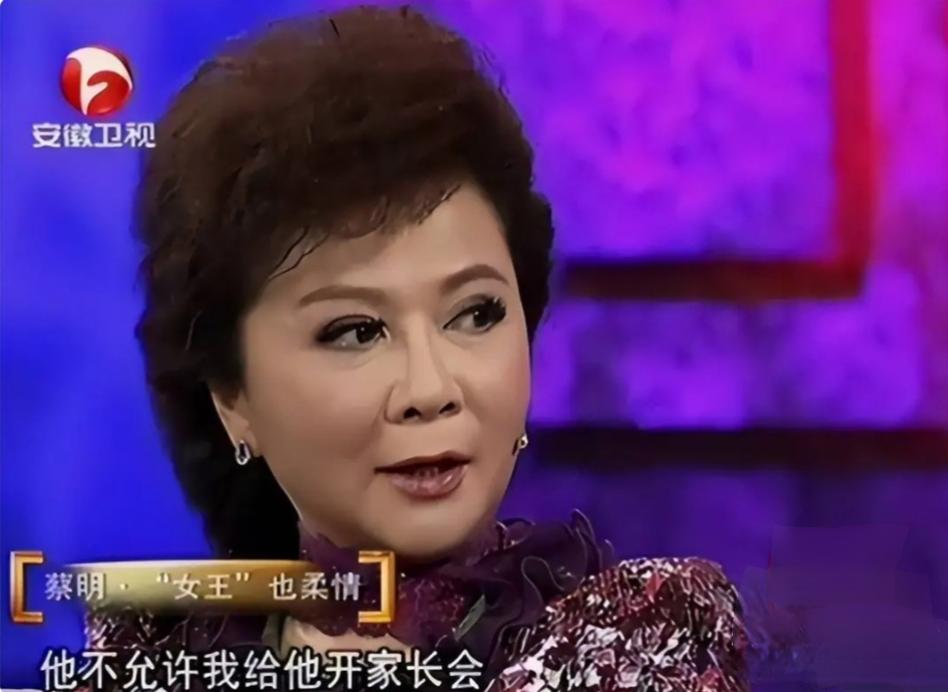 64岁蔡明深陷家庭困境，千万身家难解母子心结，春晚女神为何独守空巢？蔡明在2