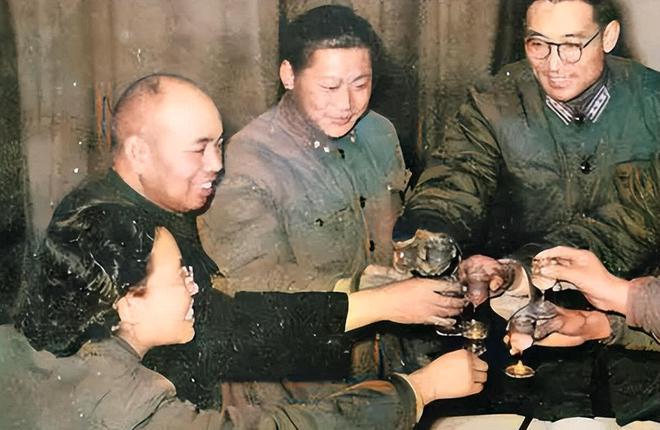 1944年，一位打入敌人内部的地下党刚查完哨回到家里，伪副师长的妻子就慌张的推开