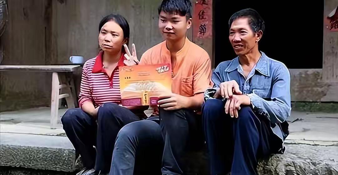 1996年，一穷小子考上大学，却交不起学费，找到舅舅借钱，却惨遭拒绝，无奈准备放