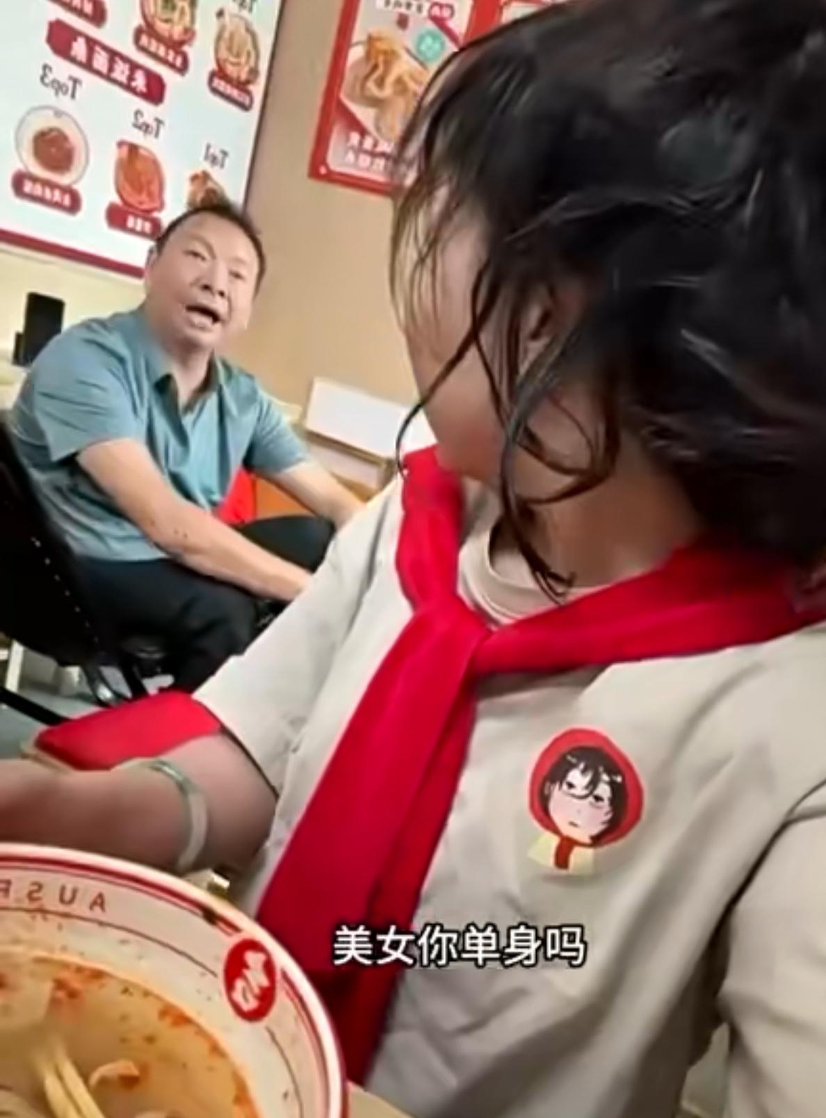 女生正埋头嗦粉，突然被邻座大叔拦下来：“美女你单身吗？我儿子是博士生，我看你好生
