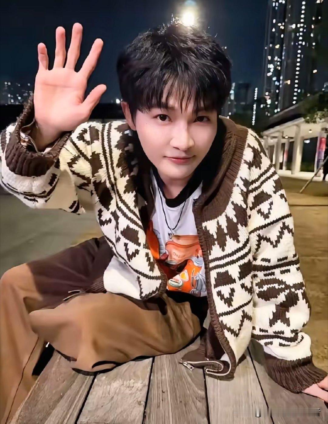 看了周深最近的动态，特地去查了一下，感觉他活得通透又清醒。他现在不是在棚里录歌，