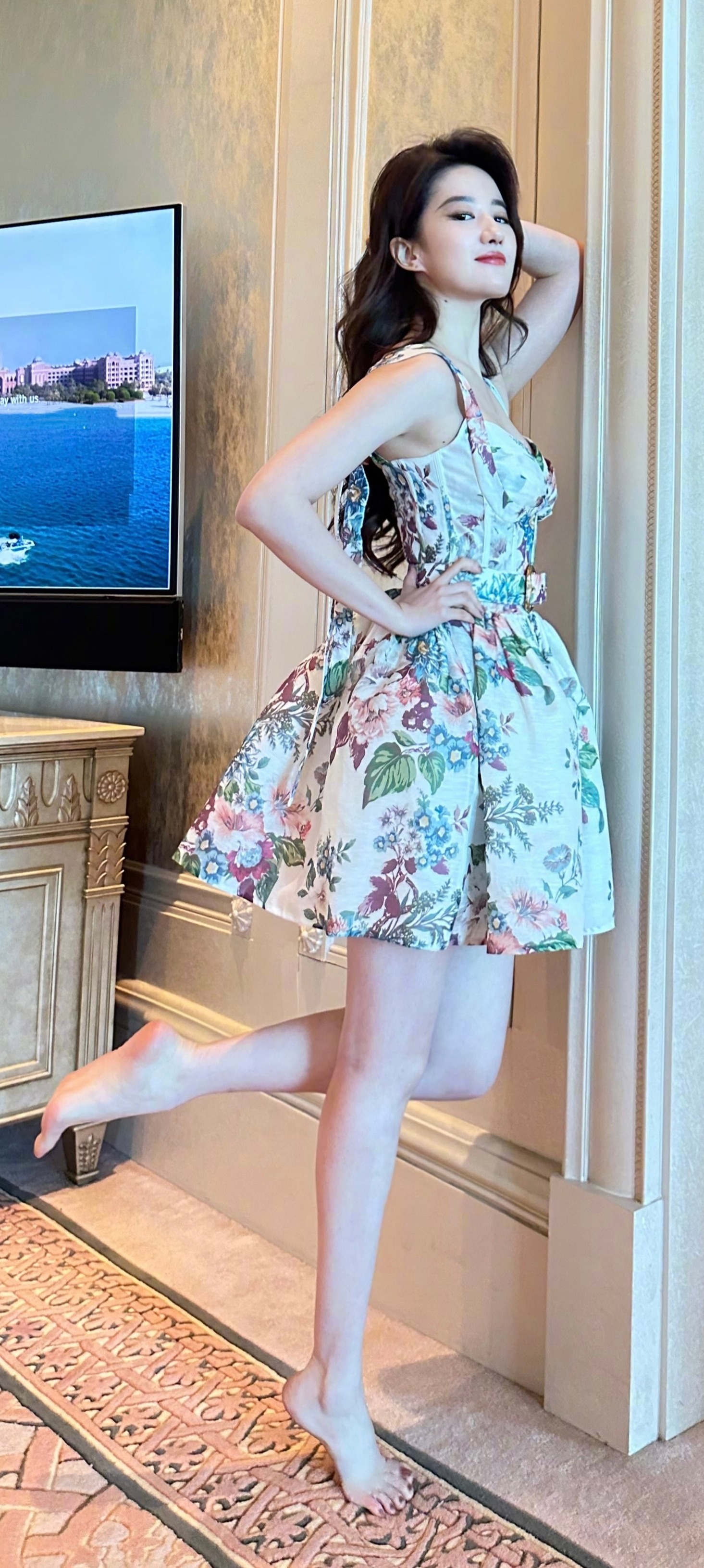 刘亦菲壁纸精选：光脚丫美腿妆造9宫格。今日穿搭(ootd)刘亦菲