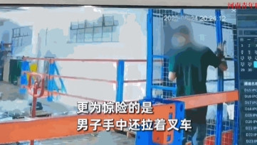 悲剧还是发生了！6月24日，广东，一位男子在仓库上班时，乘坐简易电梯准备下楼，谁