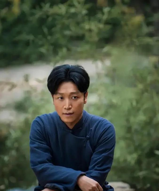 《生万物》的编剧与以往的不一样，不是把地主家的公子都描写成好逸恶劳的“恶少”，