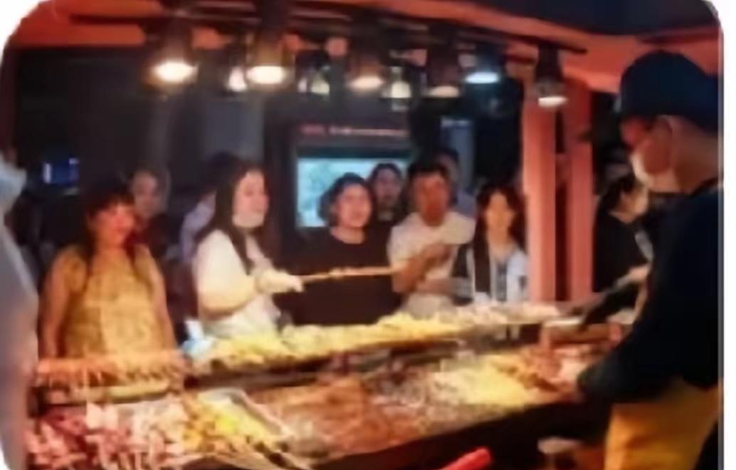 沈阳凌晨一点的夜市，18个壮汉吃了180串炸串、喝光5瓶白酒，结完账转身就走，摊