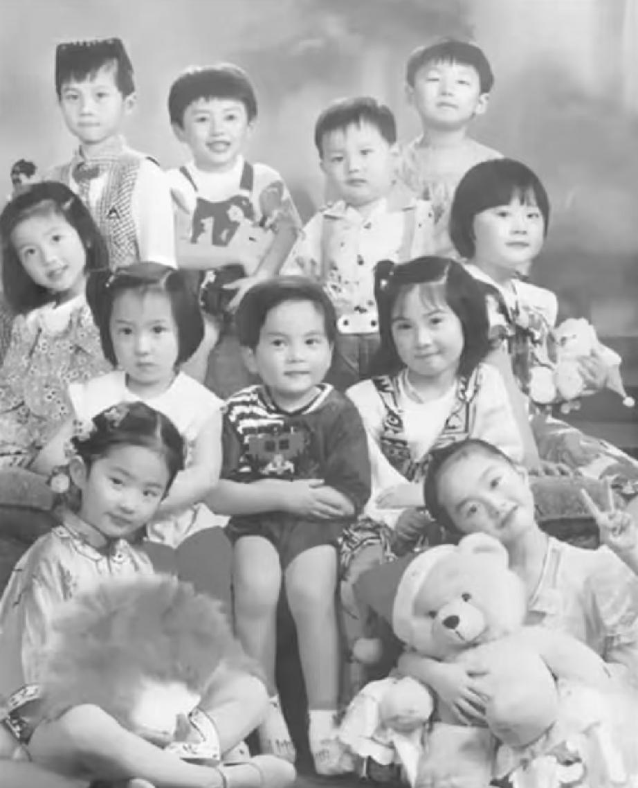 幼儿园时期的刘亦菲就是个美人胚子。等比例长大的刘亦菲，在众多美女中也是独特的存