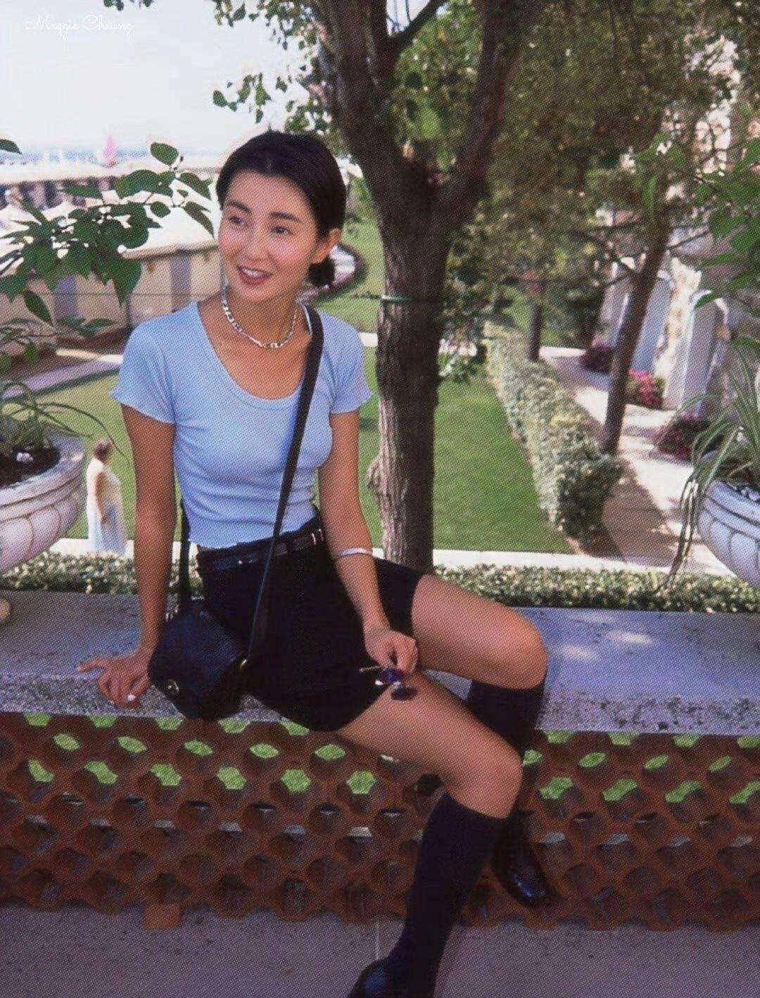 天呐！1993年的张曼玉才29岁，这状态也太绝了吧！就算放到现在看，她那穿搭和气