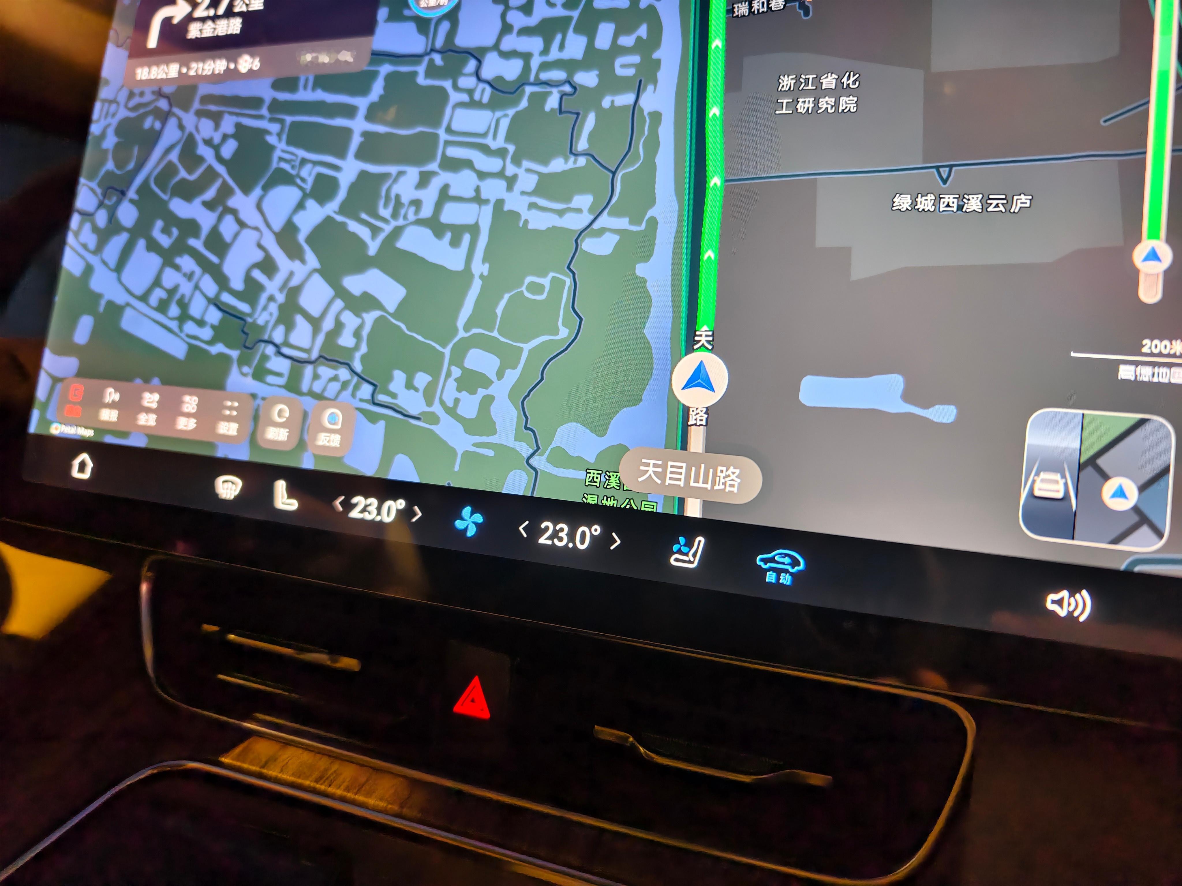 这几天跟朋友一起开问界M8，这中控和副驾的Dock栏是不太合理，强烈建议好好改改