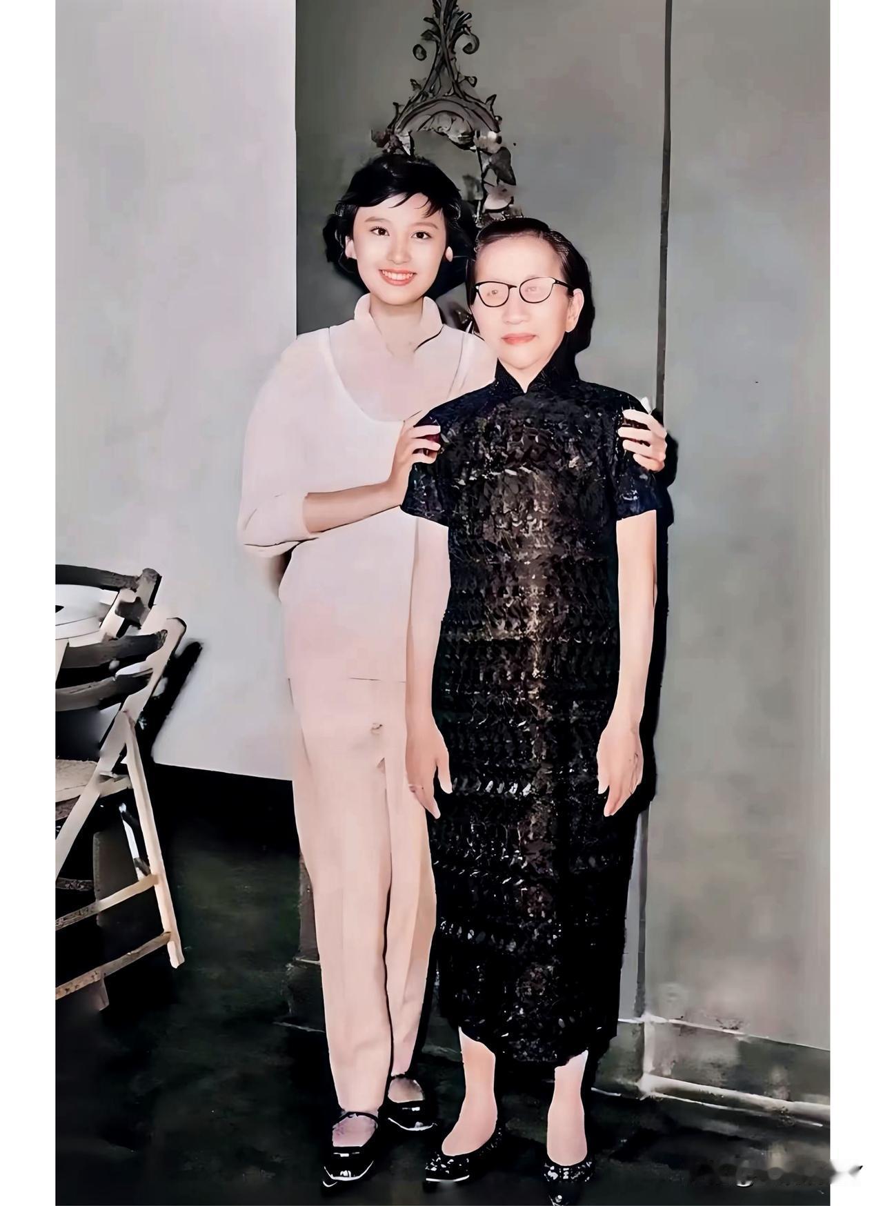 这张照片展现出了夏梦与她的母亲葛维宗上世纪五十年代在香港的情景，彼时夏梦才二十多