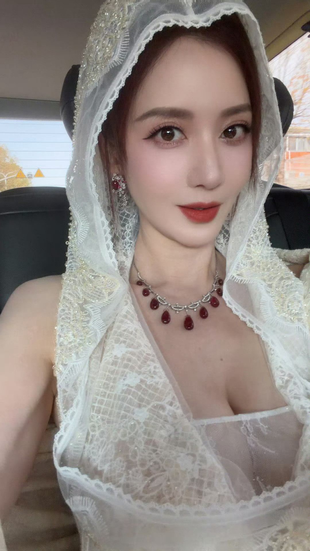 张萌说白日提灯挺好看的白日提灯，春色作陪，这股又美又飒的“女鬼风”，比春光还撩人